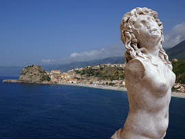 Bezirzte Helden zwischen Skylla und Charybdis Bezirzte Helden zwischen Skylla und Charybdis